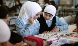 Avrupa hâlâ Ortaçağ yasaklarıyla meşgul: Avusturya'da okullarda başörtüsü yasağı