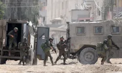 Bu ne zulümdür?! Soykırımcı İsrail ordusu, Batı Şeria'da zırhlı araçla arabasına çarptığı Filistinliyi yaraladı