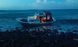 Bozcaada açıklarında karaya oturan teknedeki 2 kişi kurtarıldı