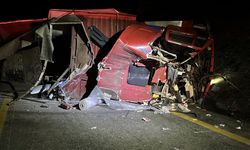 Çorum’da can pazarı: Balık yemi yüklü kamyon devrildi, sürücü araçta sıkıştı!