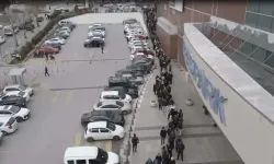 PlayStation ve akıllı telefonda büyük indirim; bin TL'lik hediye çekleri... Gece yarısından itibaren 9 saat kapıda nöbet tuttular