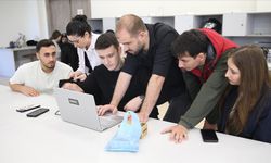 Düşmeyi algılayıp uyarı gönderiyor: Üniversite öğrencilerinden "akıllı denge bilekliği"