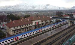 Masalsı yolculuk sürüyor! Yeni sezonun ilk seferine çıkan Turistik Doğu Ekspresi Erzincan'a ulaştı