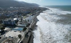 Fırtına nedeniyle Karadeniz'de oluşan dalgalar Kastamonu'da sahil şeridine zarar verdi