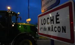 Fransa'da üretici kan ağlıyor: Çiftçi ekmek teknesiyle yolları kapattı!