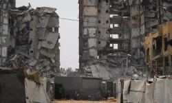 Gazze'de, İsrail saldırılarında hasar gören bina kısmen çöktü! 5 kişi kurtarıldı, 3 kişi aranıyor