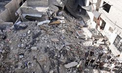 Soykırımcıların harabeye döndürdüğü Gazze'de bina yıkıldı! 1 kişi şehit oldu!