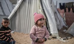 Kış yüzünü gösterdi, Gazzeliler perişan! Aileler çocuklarının soğuktan ölmemesi için didiniyor!