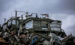 Gazze'de savaşın izleri silinmiyor: Hasarlı bina fırtınaya dayanamadı