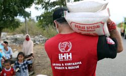 İHH'den Endonezya'daki afetzedelere gıda ve sıcak yemek yardımı