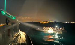 Ege'de facianın eşiğinden dönüldü! Sürüklenen botlardaki 68 göçmen kurtarıldı