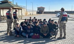 Yol geçen hanı gibiyiz! Kars'ta 28 düzensiz göçmen yakalandı, 3 zanlı tutuklandı