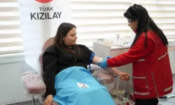 Türk Kızılay 3 milyonuncu ünitenin kan bağışçısına plaket verdi