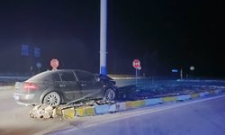 Konya'da trafik kazası! Otomobil tabelaya daldı: 3 yaralı