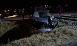 Malatya’da yük treni otomobile çarptı! 5 kişi yaralandı