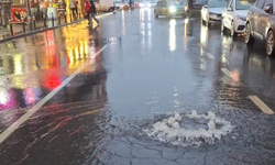 Küçükçekmece'de rögar taşınca cadde göle döndü!