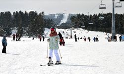 Sarıkamış Kayak Merkezi’nde kar yağışı altında hafta sonu yoğunluğu