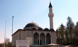 Stockholm Camisi’ne ırkçı saldırı: Kur’an-ı Kerim zincirlendi