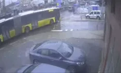 Faciadan dönüldü! Sultangazi'de İETT otobüsü kayganlaşan yolda kaza yaptı