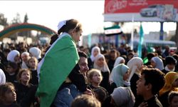 Suriye halkı, 61 yıllık Baas rejiminin devrilmesinin birinci yıl dönümünü kutluyor