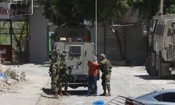 Siyonist İsrail ordusu Batı Şeria'da 8 Filistinliyi gözaltına aldı