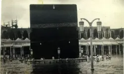 Mescid-i Haram arşivlerindeki bu görüntüler bugün bile hayret uyandırıyor: Hacılar Kâbe'yi yüzerek tavaf etti!