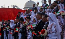 Bir kutsal direnişin muhteşem fotoğrafı! “Biz buradayız terk etmeyeceğiz ve yaşayacağız” Yıkıntılar ve enkaz arasında 'biz varız' haykırışı