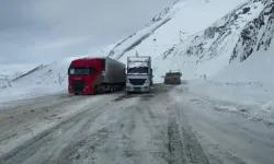 Bingöl'de bazı şehirler arası yollar kar nedeniyle tır trafiğine kapatıldı