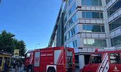 Beyoğlu'nda korkutan yangın: 6 katlı binada alevler yükseldi