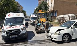 Kocaeli'de feci kaza: Otomobil iş makinesine çarptı, 2 yaralı var