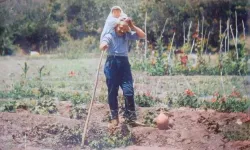 O, çok ama çok büyük kahraman...  Rahmet olsun!  Hep başka türlü görmüştük bu karede kızı omzunda bahçede çalışıyor