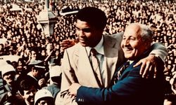Sultanahmet Meydanında tarihi kucaklaşma! "Beni İlk Kez Beyaz Bir Lider Kucakladı!” Muhammed Ali’yi rahmetle yad ediyoruz