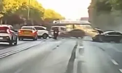 Esenler'de zincirleme kaza kamerada: 4 araç ve motosiklet birbirine girdi, 3 yaralı