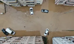 Cide'de sağanak sele dönüştü! Evler ve araçlar sular altında kaldı