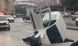 Ankara’da dehşet anları: Yol çöktü araç içine düştü