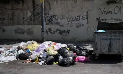 Eşinin çöpe attığı 400 bin lirayı 15 ton atıkta aradı, mahalledeki çöp konteynerinde buldu!