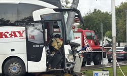 Eyüpsultan'da can pazarı: Yolcu otobüsü otomobile çarptı