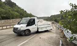 Kastamonu'da arı kovanı bulunan kamyonet bariyere çarptı, 2 kişi yaralandı