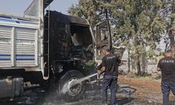 Mardin'de park halindeki kamyon yandı