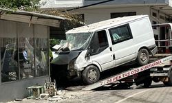 Kaza yapan minibüs kıraathaneye girdi 1 kişi öldü