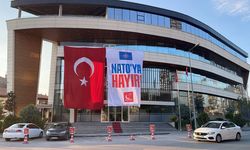 Saadet Partisi, genel merkez binasına "NATO'ya Hayır" pankartı astı