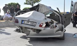 Van-Hakkari yolunda feci kaza: Otomobil hurdaya döndü