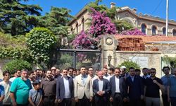 Saadet Gençlği'nden Heybelida Ruhban Okulu önünde egemenlik mesajı: "Müslüman mahallesinde salyangoz sattırmayacağız"