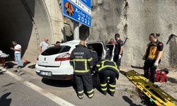 Zonguldak'ta tünel girişine çarpan otomobilin sürücüsü ağır yaralandı