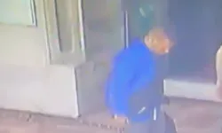Namaz kılan vatandaşın çantasını çaldı, fazla kaçamadı