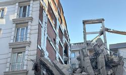 Bahçelievler'de bir binanın yıkımı sırasında kopan beton parçaları 2 binaya zarar verdi