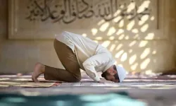 Mevlid Kandili’nde 2 Rekât Namaz Nasıl Kılınır? Niyet Nasıl Edilir ve Hangi Dualar Okunur?