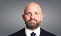 İzzet Özilhan Kimdir, Kaç Yaşında, Nereli, Ne İş Yapıyor, Babası Kim ve Serveti Ne Kadar?
