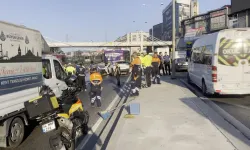 Küçükçekmece D-100 Karayolu'nda otomobil ile İETT otobüsü çarpıştı: 3 kişi vefat etti
