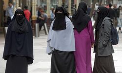 O ülkede İslâm düşmanlığı kanunlaştı: Peçe ve burka yasağı resmen onaylandı!